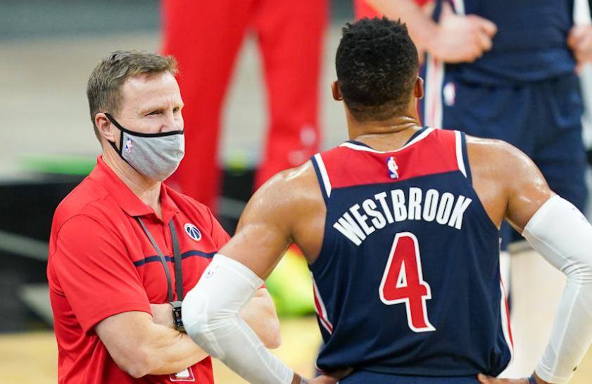 NBA球队主帅突然下课，球员们备战新赛季